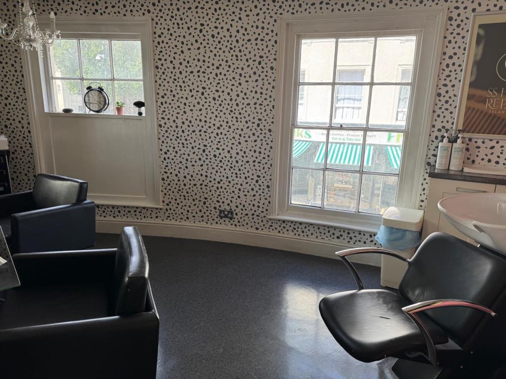 Lot: 114 - FREEHOLD FOUR STOREY TOWN CENTRE SHOP AND UPPER PARTS WITH CONVERSION POTENTIAL - First floor treatment room